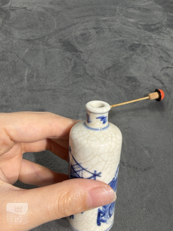 清乾隆青花浆胎三娘教子图鼻烟壶 - 图8